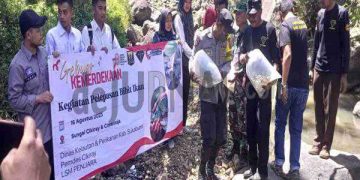 Pemdes Cikiray dan LSM Penjara Kabupaten Sukabumi Tabur Ribuan Benih Tawes di Tiga Hulu Sungai