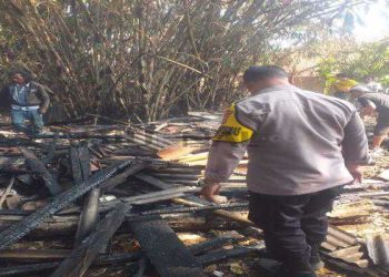 Sebuah Rumah Terbakar, Polisi Cek TKP