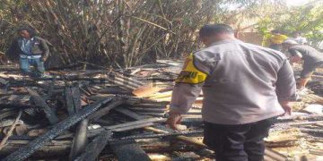 Sebuah Rumah Terbakar, Polisi Cek TKP