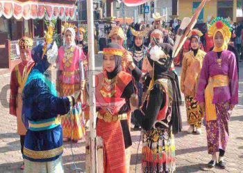 Unik ! SDN 4 Pataruman Gelar Upacara Bendera Pakai Pakaian Adat