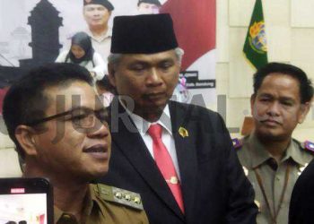 Bupati Bandung dan BPN Serahkan Ratusan Sertipikat PTSL