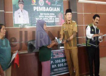 Puluhan KPM Warga Desa Sukamenak Terima BLT Dana Desa Sukamenak Tahap 4