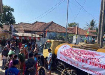 Sat Brimob Polda Jabar Hadir Bantu Masyarakat Salurkan Air Bersih