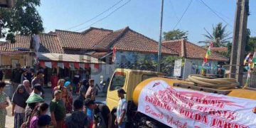 Sat Brimob Polda Jabar Hadir Bantu Masyarakat Salurkan Air Bersih