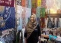 Dra. Eryanti, M. Pd di galeri batik kina miliknya di kawasan Desa Sayati Margahayu Kabupaten Bandung. (Dejurnal.com/ Sopandi).