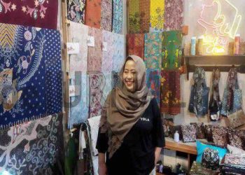 Dra. Eryanti, M. Pd di galeri batik kina miliknya di kawasan Desa Sayati Margahayu Kabupaten Bandung. (Dejurnal.com/ Sopandi).