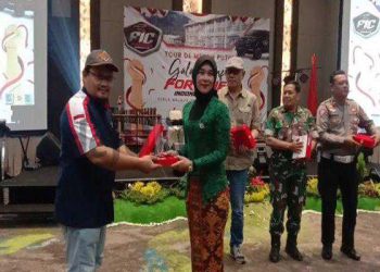 Satria Ratna saat menerima reward budaya dari komunitas Fortuner Indonesia Club mewakili Dewan Kebudayaan Kabupaten Garut di Hotel Santika, Sabtu (19/8/2023). (Rachmanesha/dejurnal.com)