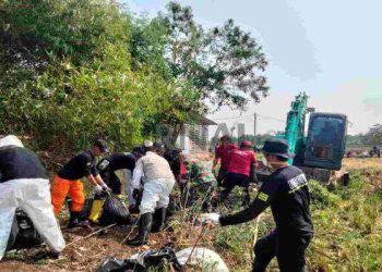 Bakti Sosial Membersihkan Sungai Ciparakan di Desa Sukamulya