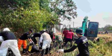 Bakti Sosial Membersihkan Sungai Ciparakan di Desa Sukamulya