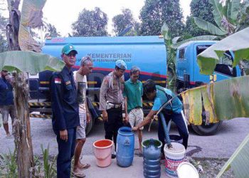 Polisi Amankan Distribusi Bantuan Air Bersih ke Warga Desa Cikaso