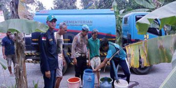 Polisi Amankan Distribusi Bantuan Air Bersih ke Warga Desa Cikaso