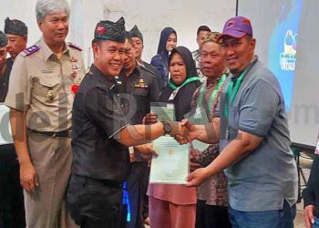 Secara Simbolis Bupati Bandung Serahkan Sertifikat Kepada Penerima Manfaat PTSL Warga Desa Tegalluar