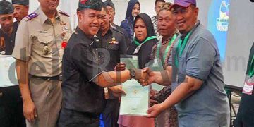 Secara Simbolis Bupati Bandung Serahkan Sertifikat Kepada Penerima Manfaat PTSL Warga Desa Tegalluar