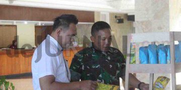 Realisasi Bantu Majukan Perekonomian Masyarakat, Dandim 0622/Kab. Sukabumi Bantu Pemasaran Langsung Produk UMKM