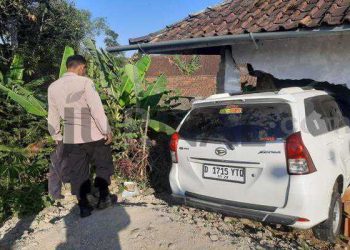 Polisi Cek TKP Minibus Tabrak Rumah