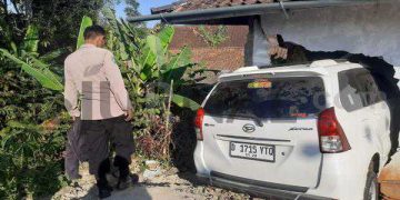 Polisi Cek TKP Minibus Tabrak Rumah