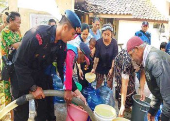 Sat Brimob Polda Jabar Beri Bantuan Air Bersih Kepada Masyarakat