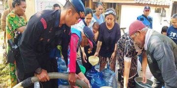 Sat Brimob Polda Jabar Beri Bantuan Air Bersih Kepada Masyarakat