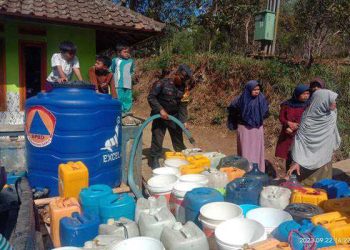 Krisis Kekeringan Melanda, Sat Brimob Polda Jabar Laksanakan Pendistribusian Air Bersih