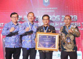 Mampu Dorong Tingkatkan Kerja Sama BUMD Perumda Tirta Raharja Bupati Bandung Diganjar Penghargaan pada BUMD Awards 2023