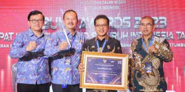 Mampu Dorong Tingkatkan Kerja Sama BUMD Perumda Tirta Raharja Bupati Bandung Diganjar Penghargaan pada BUMD Awards 2023