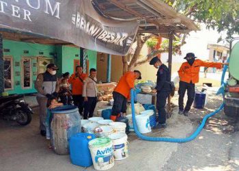 Sat Brimob Polda Jabar Rutin Bagikan Air Bersih Hadapi Bencana Kekeringan