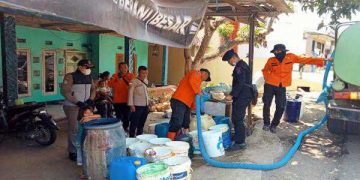Sat Brimob Polda Jabar Rutin Bagikan Air Bersih Hadapi Bencana Kekeringan