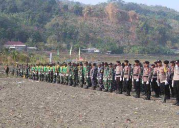Peringati HUT TNI ke-78, Ribuan Personal Kodim 0622 Kabupaten Sukabumi Bersih Bersih Pantai Cibutun