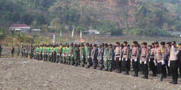 Peringati HUT TNI ke-78, Ribuan Personal Kodim 0622 Kabupaten Sukabumi Bersih Bersih Pantai Cibutun