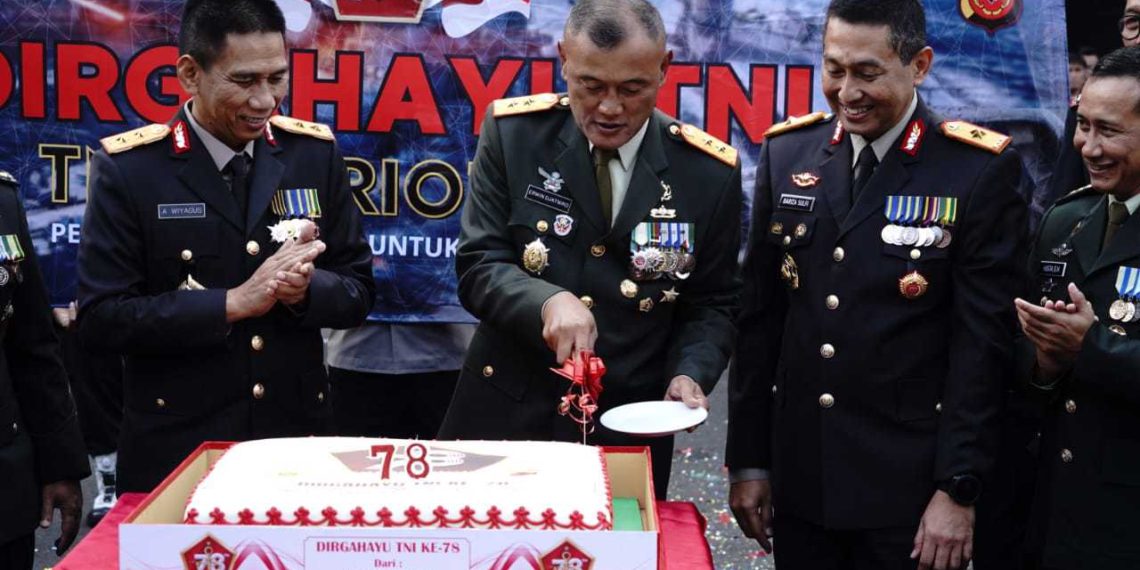 Kapolda Jabar Beri Surprise Kue Ulang Tahun Kepada Pangdam III/Siliwangi di Hut TNI Ke-78