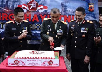 Kapolda Jabar Beri Surprise Kue Ulang Tahun Kepada Pangdam III/Siliwangi di Hut TNI Ke-78