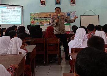 Polisi Memberikan Binluh di SDN 5 Buniseuri