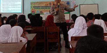 Polisi Memberikan Binluh di SDN 5 Buniseuri