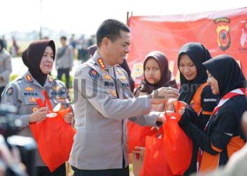 Jelang HUT Humas Polri Ke 72, Bid Humas Polda Jabar Bagikan Ratusan Paket Sembako Kepada Warga di Sekitar Stasiun Tegalluar KCIC
