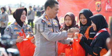 Jelang HUT Humas Polri Ke 72, Bid Humas Polda Jabar Bagikan Ratusan Paket Sembako Kepada Warga di Sekitar Stasiun Tegalluar KCIC