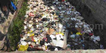 Sudah Satu Bulan Sampah Menumpuk di Sungai Cikahyangan, DLH Belum Bergerak
