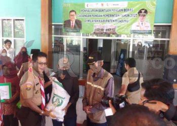 Bupati Bandung Gelontorkan BLT Untuk Ribuan Penerima di 31 Kecamatan