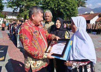 Hari Batik Nasional : Tokoh Batik Garutan Diberi Penghargaan Kehormatan