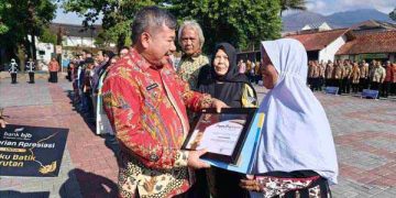 Hari Batik Nasional : Tokoh Batik Garutan Diberi Penghargaan Kehormatan
