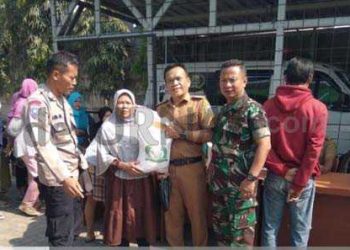 Pemdes Serang Mekar Salurkan Bansos Cadangan Pangan Berupa Beras 10 Kg