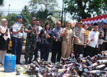 Ribuan Miras Botolan Berbagai Merk Dimusnahkan oleh Polres Subang