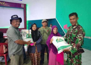 1472 KPM Warga Desa Nagrak Terima Bantuan Beras 10 Kg