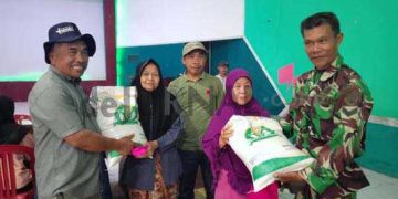 1472 KPM Warga Desa Nagrak Terima Bantuan Beras 10 Kg