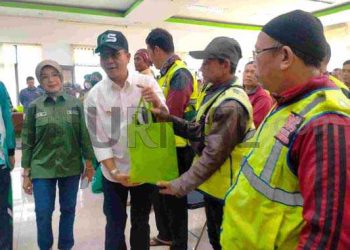 Bupati Bandung Bantu Bahan Pangan Ratusan Ojeg Pangkalan di Tiga Kecamatan