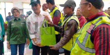 Bupati Bandung Bantu Bahan Pangan Ratusan Ojeg Pangkalan di Tiga Kecamatan