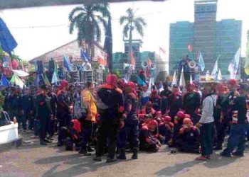 Ribuan Buruh Karawang Minta Naik Upah 15 Persen