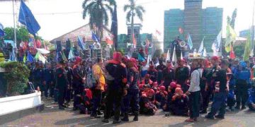 Ribuan Buruh Karawang Minta Naik Upah 15 Persen