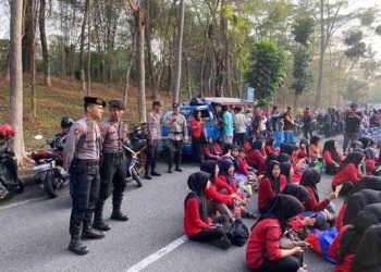 Ratusan Personel Polres Purwakarta Kawal Aksi Buruh Dengan Humanis