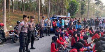 Ratusan Personel Polres Purwakarta Kawal Aksi Buruh Dengan Humanis