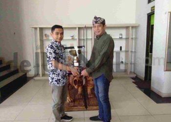 Dalang Khanha Serahkan Bokor Mas Astagina ke Panitia Binojakrama Padalangan Wayang Golek Purwa